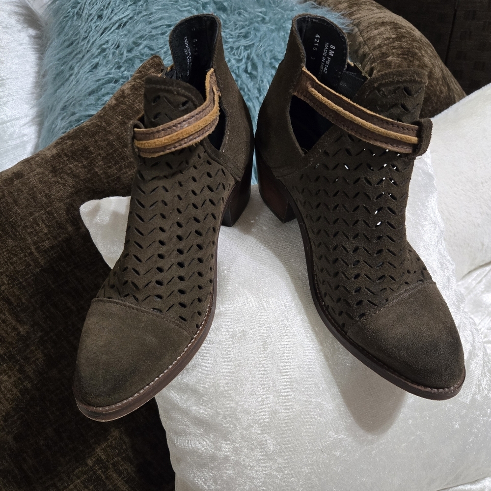 Stylish Brown Suede Ankle Boots By Cirle G Size 8 EUC!!